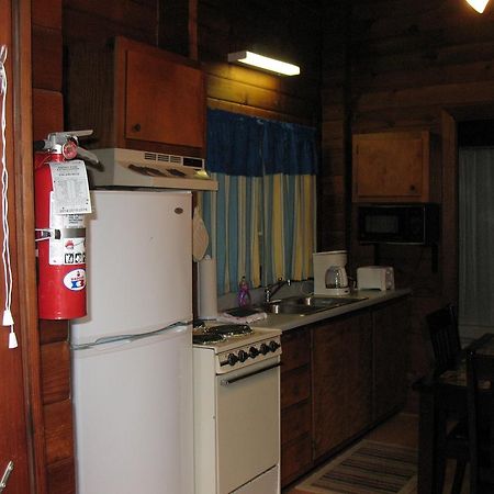 Forest Lake Camping Resort Lakefront Cabin 8 Advance Ngoại thất bức ảnh