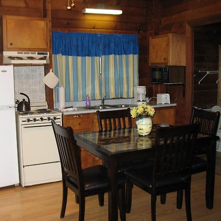Forest Lake Camping Resort Lakefront Cabin 8 Advance Ngoại thất bức ảnh