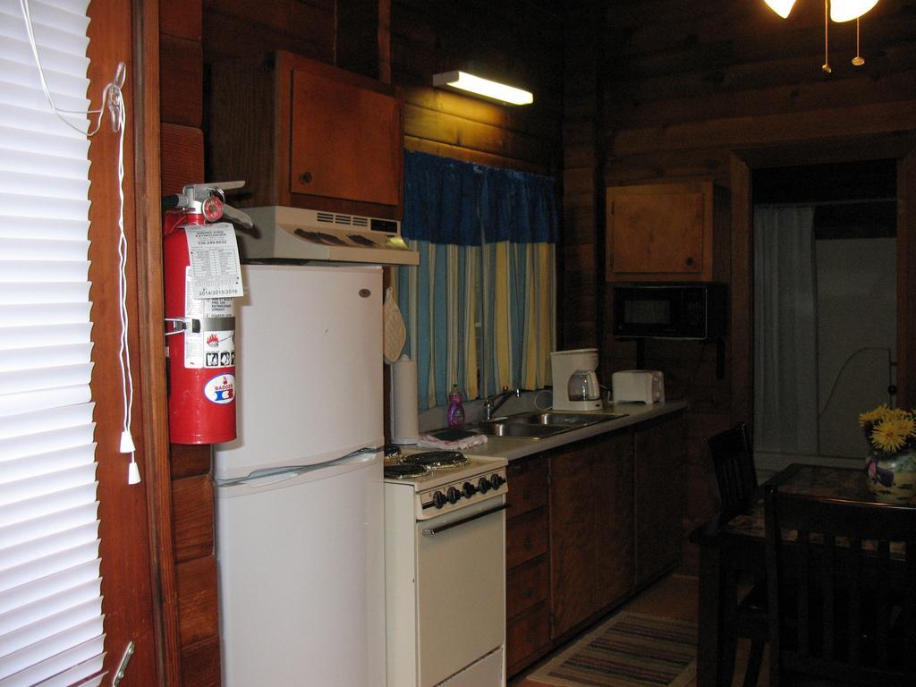 Forest Lake Camping Resort Lakefront Cabin 8 Advance Ngoại thất bức ảnh