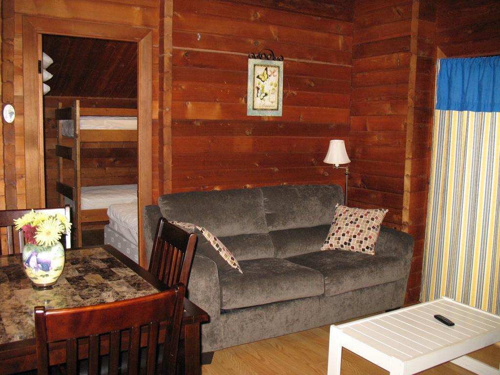 Forest Lake Camping Resort Lakefront Cabin 8 Advance Ngoại thất bức ảnh