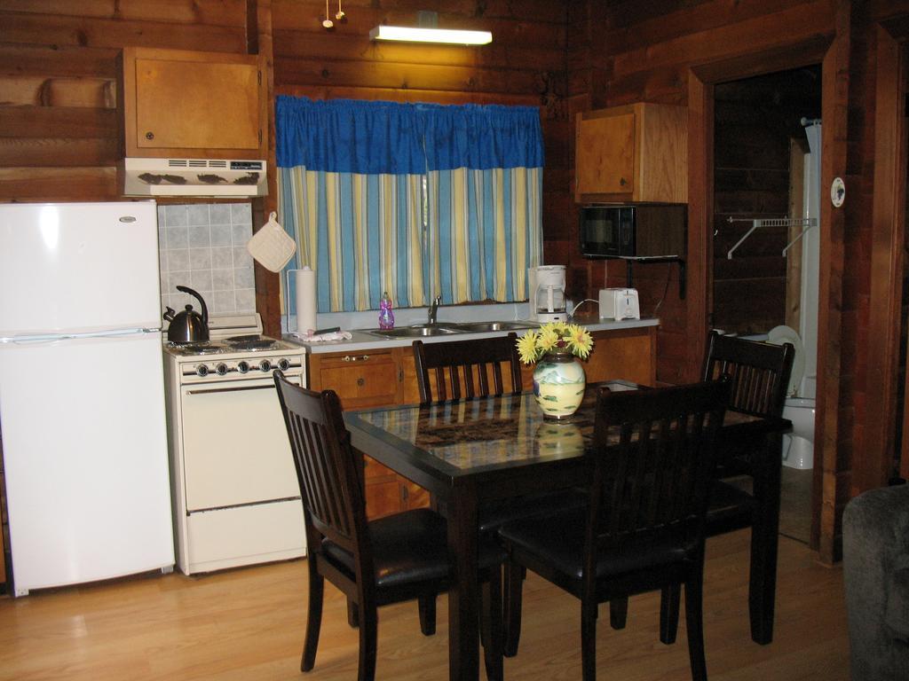 Forest Lake Camping Resort Lakefront Cabin 8 Advance Ngoại thất bức ảnh